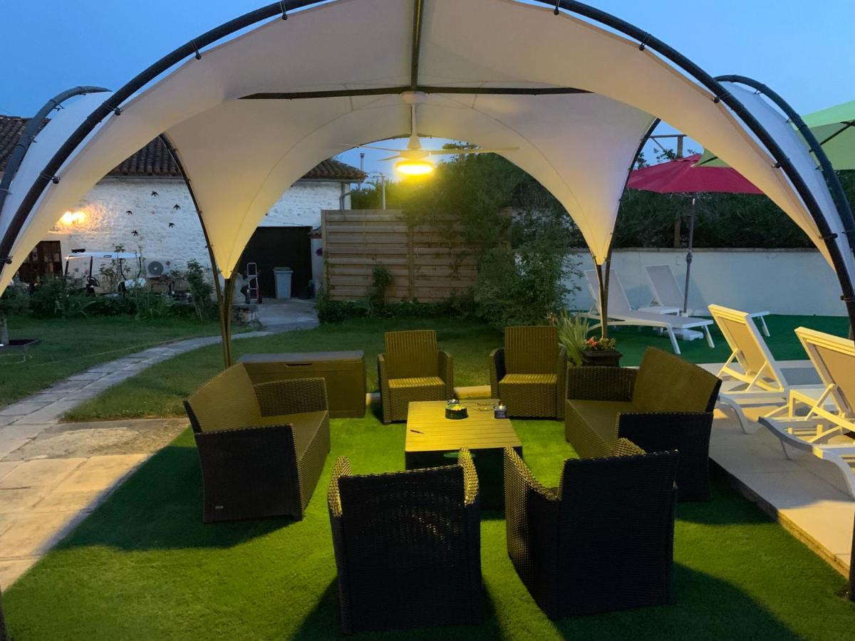 Le Jardin Des Hirondelles Bed & Breakfast Blanzaguet-Saint-Cybard Ngoại thất bức ảnh
